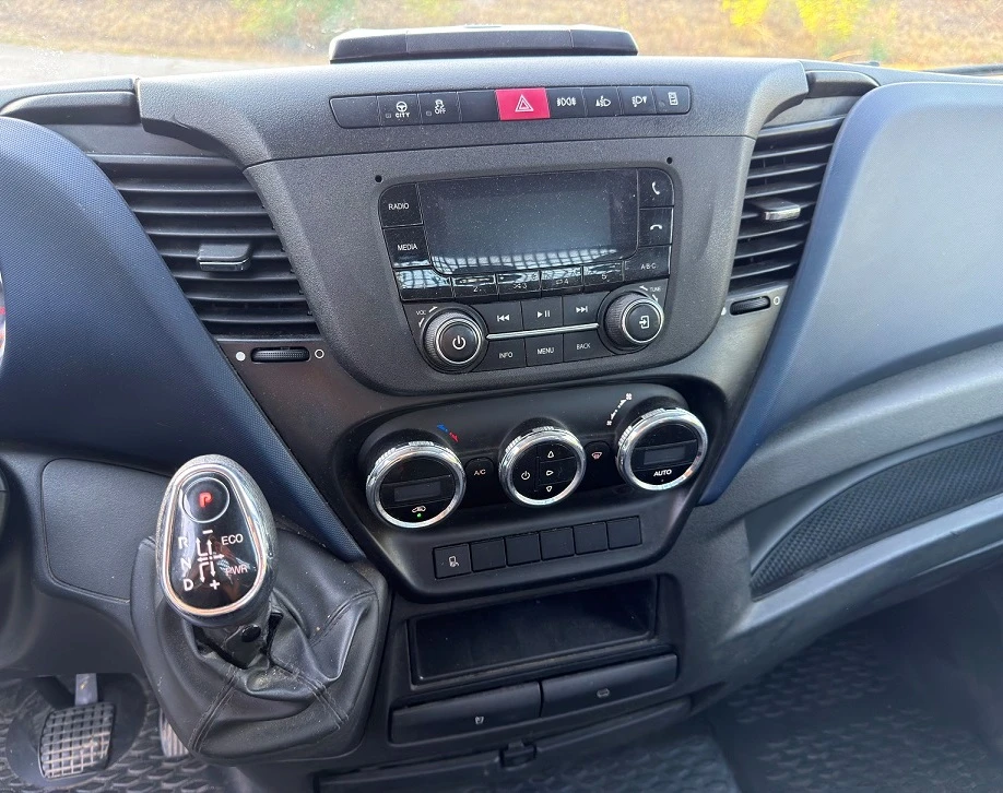 Iveco 35c18 3.0* HI-MATIC* 4.90m* LED* ДВ.ПАКЕТ РЕСОРИ* 3.5т, снимка 9 - Бусове и автобуси - 55879656