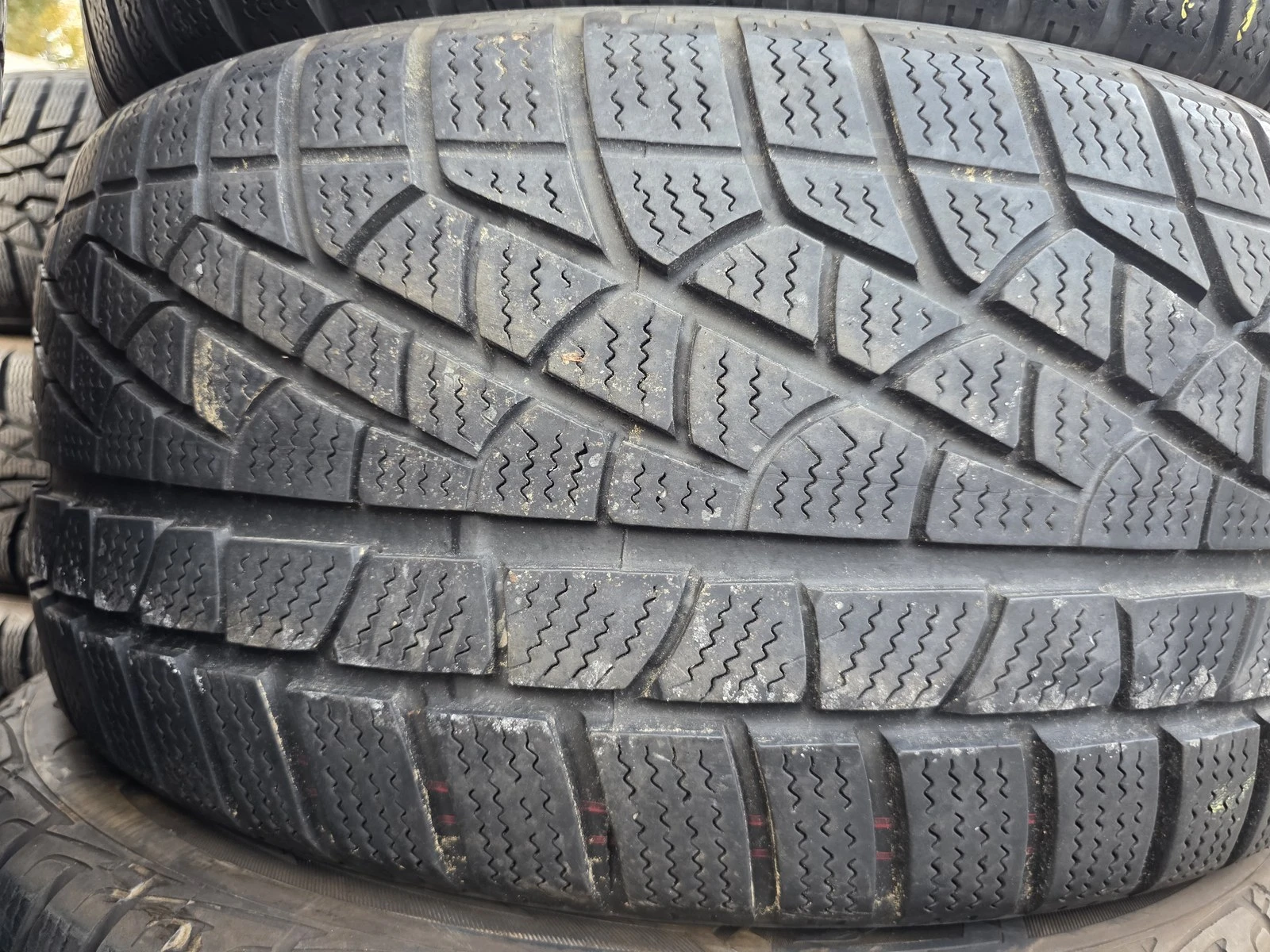 Гуми Зимни 245/40R19, снимка 2 - Гуми и джанти - 56725984