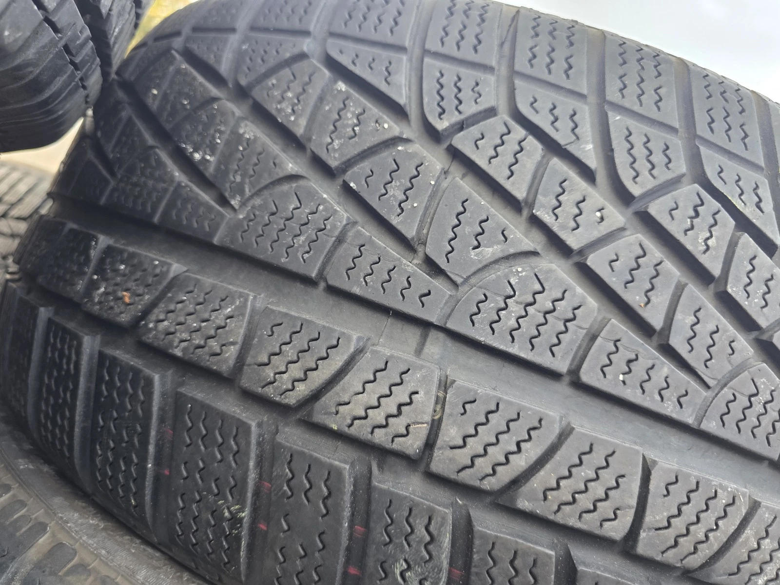Гуми Зимни 245/40R19, снимка 3 - Гуми и джанти - 56725984