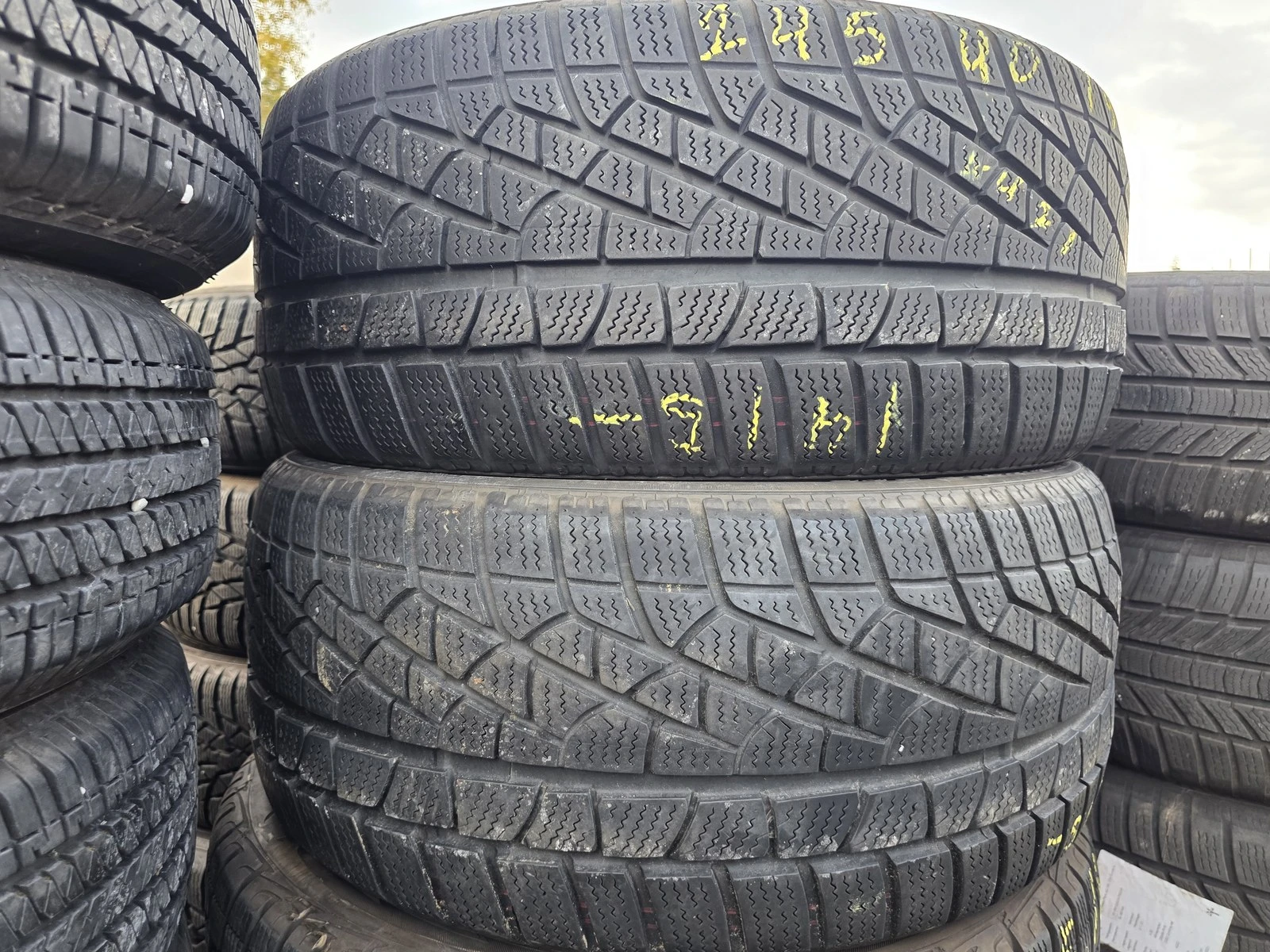 Гуми Зимни 245/40R19, снимка 5 - Гуми и джанти - 56725984
