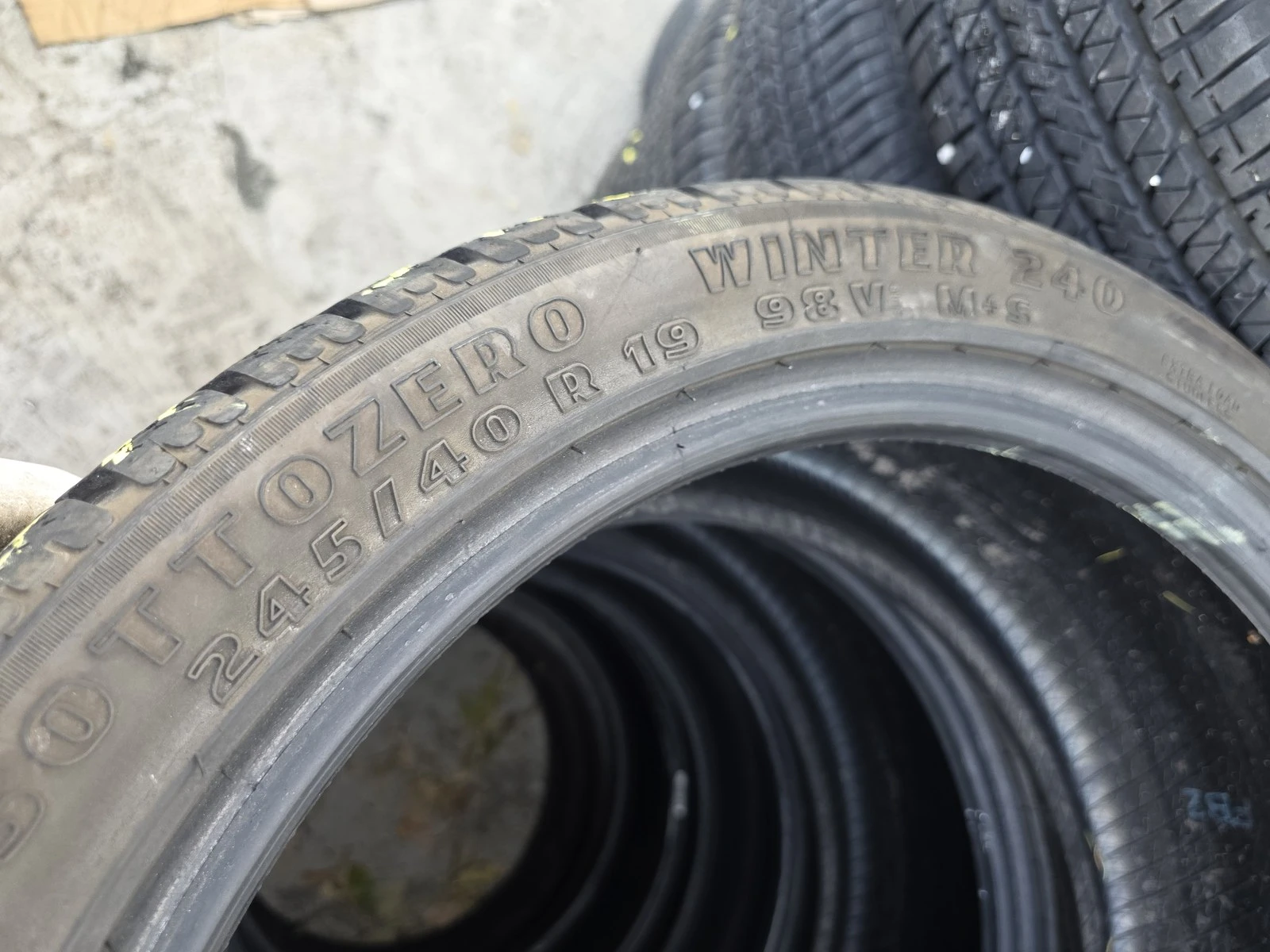 Гуми Зимни 245/40R19, снимка 9 - Гуми и джанти - 56725984