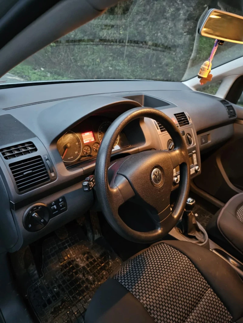 VW Touran Хечбек, снимка 10 - Автомобили и джипове - 52771625