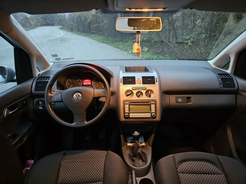 VW Touran Хечбек, снимка 14 - Автомобили и джипове - 52771625