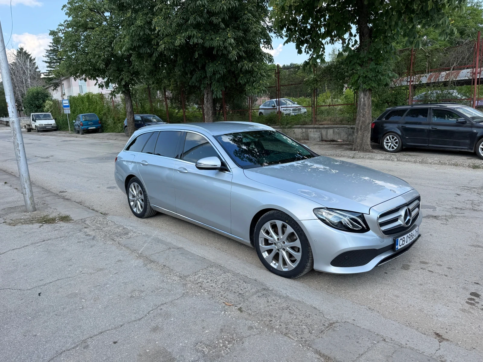 Mercedes-Benz E 220, снимка 4 - Автомобили и джипове - 56135033