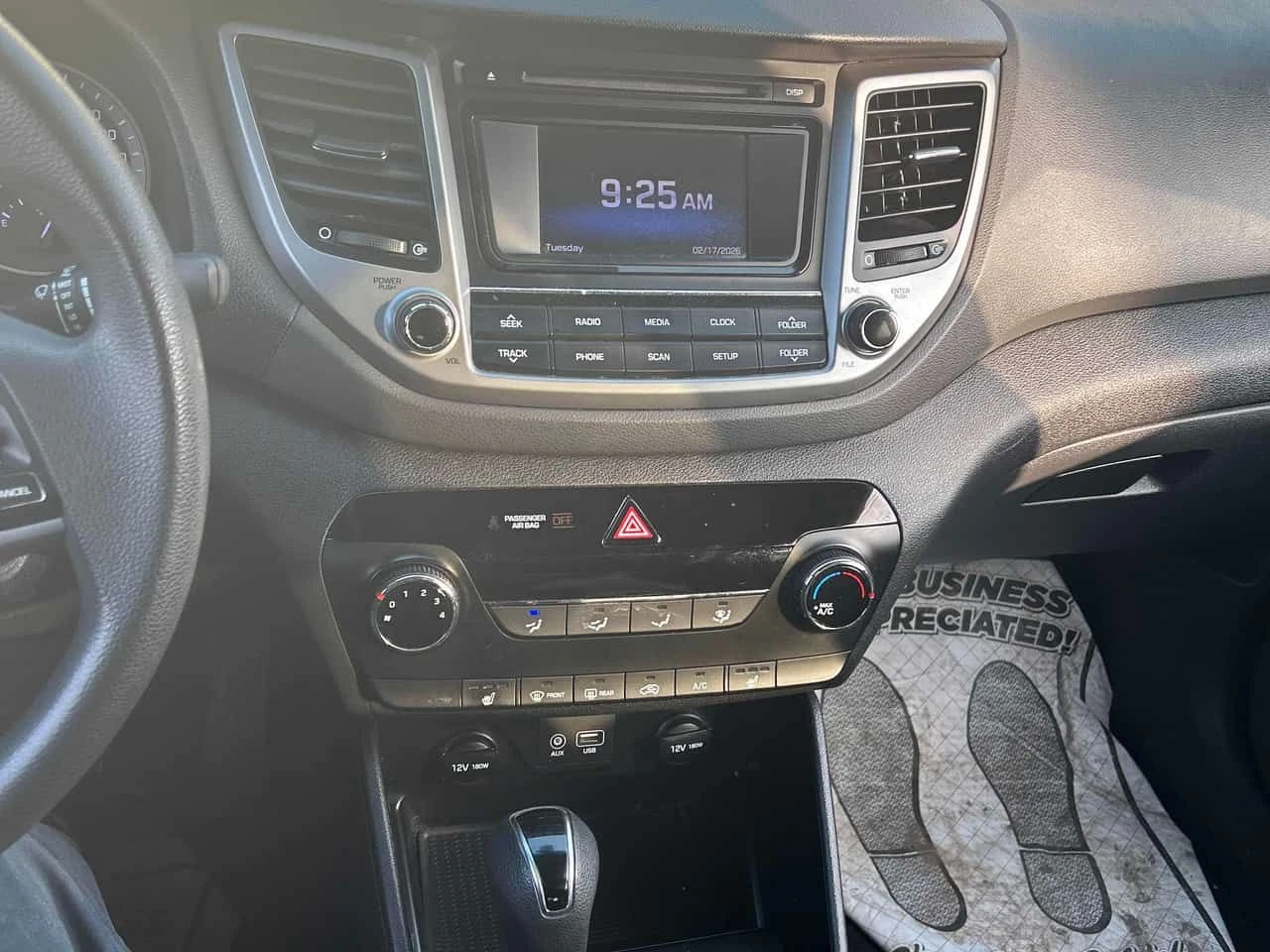 Hyundai Tucson * CARFAX * НОВ ДВИГАТЕЛ НА 10К КМ - изображение 9