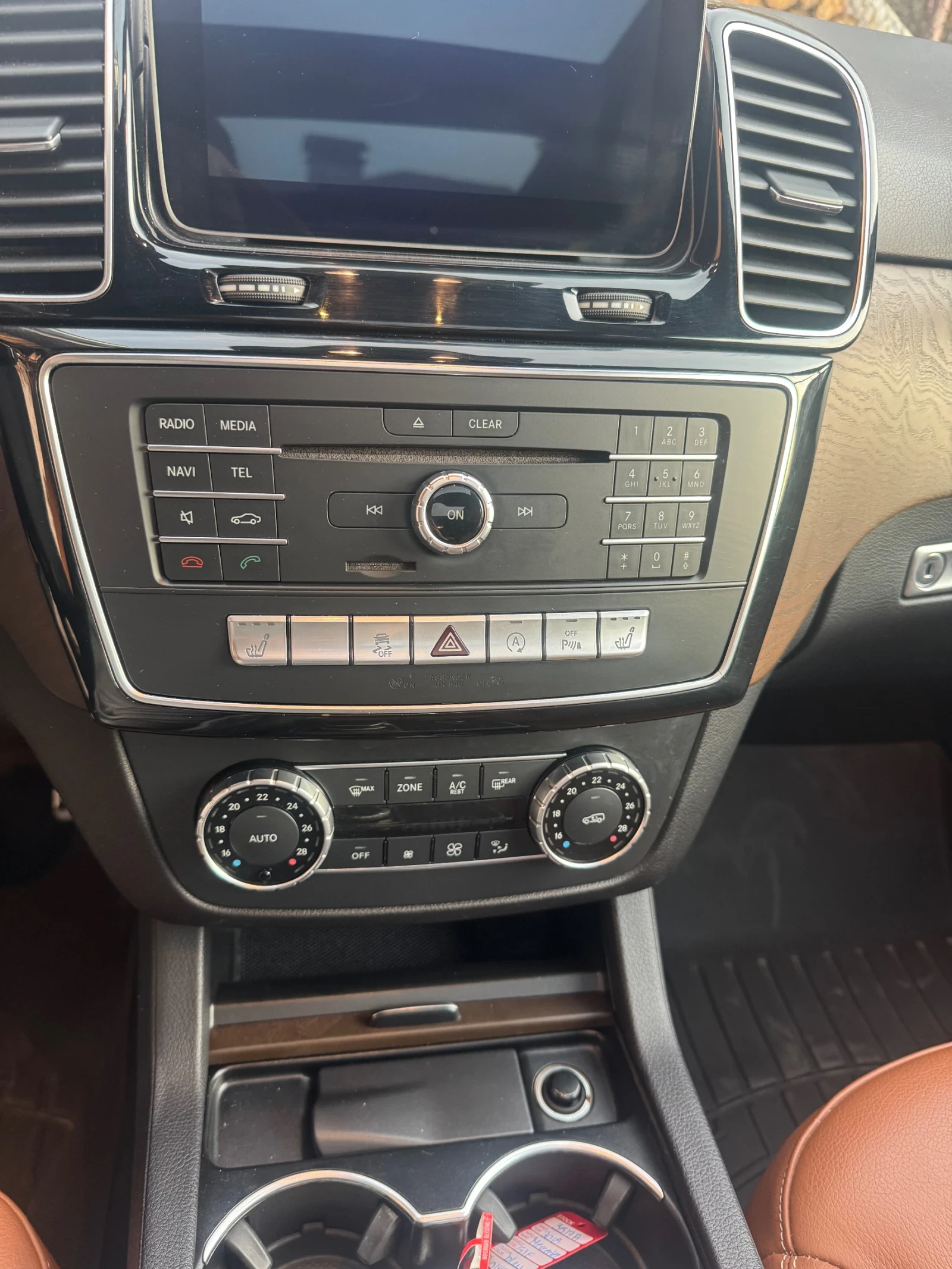 Mercedes-Benz GLE 400 AMG * DISTRONIC * 360 * PANO * KEYLESS, снимка 12 - Автомобили и джипове - 54151325