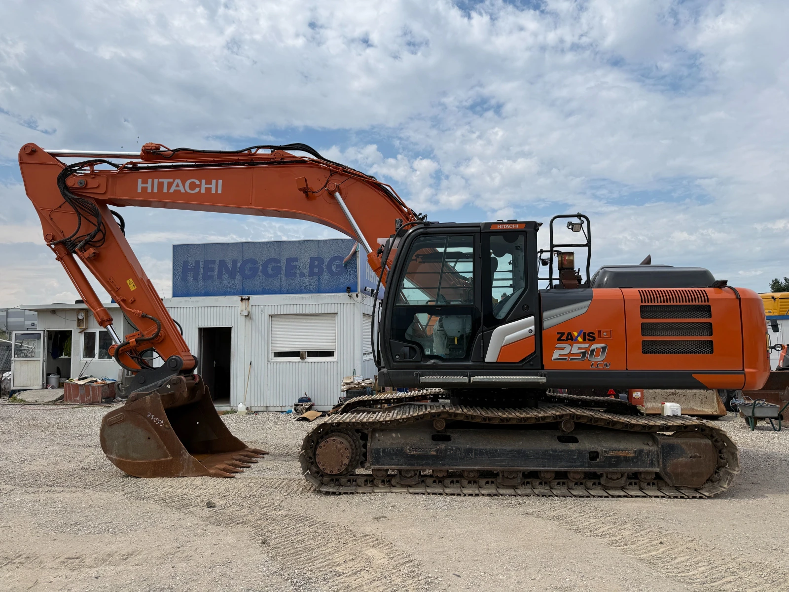 Багер Hitachi ZX 250 LC-7