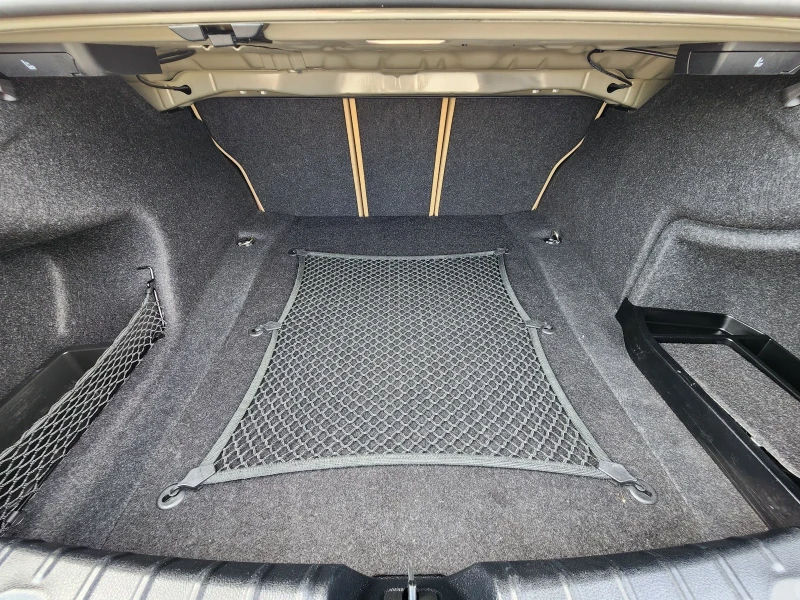 BMW 320 i Facelift, снимка 15 - Автомобили и джипове - 50160554