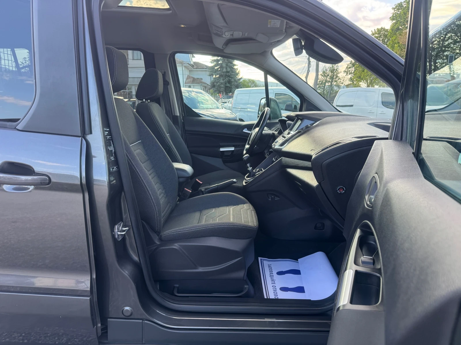 Ford Tourneo Connect 1.0Ecoboost TITANIUM NAVI!! CAMERA!! PANO!! FULL!!, снимка 14 - Автомобили и джипове - 54346209