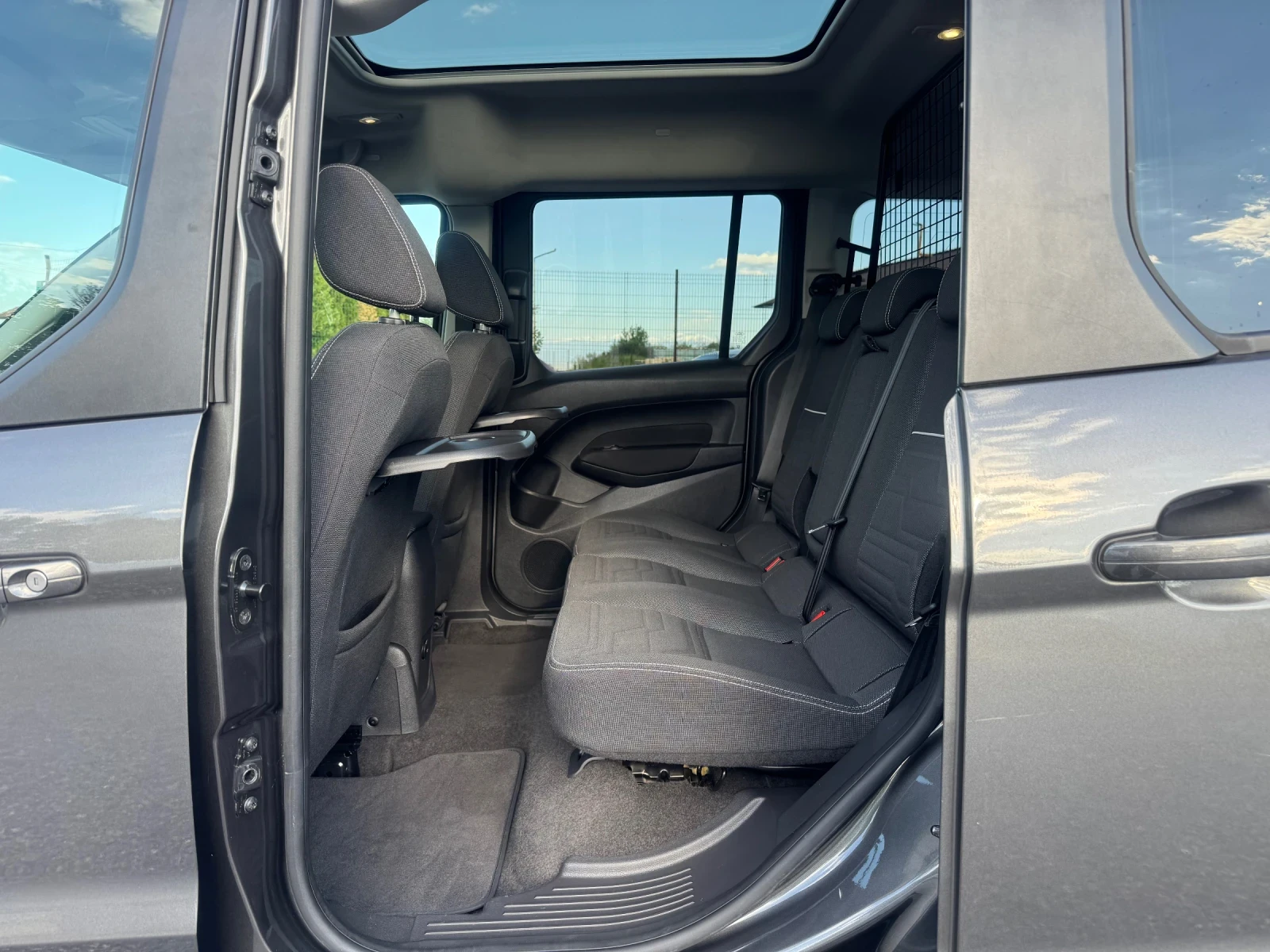 Ford Tourneo Connect 1.0Ecoboost TITANIUM NAVI!! CAMERA!! PANO!! FULL!!, снимка 15 - Автомобили и джипове - 54346209