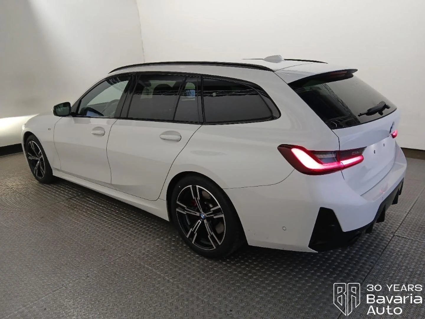 BMW 320 d Touring xDrive M Sport Paket, снимка 2 - Автомобили и джипове - 54396598