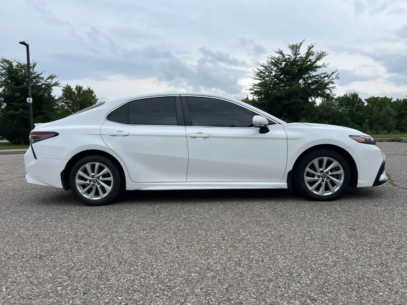 Toyota Camry SE | CARFAX | АВТОФИНАНСИРАНЕ, снимка 5 - Автомобили и джипове - 56076409
