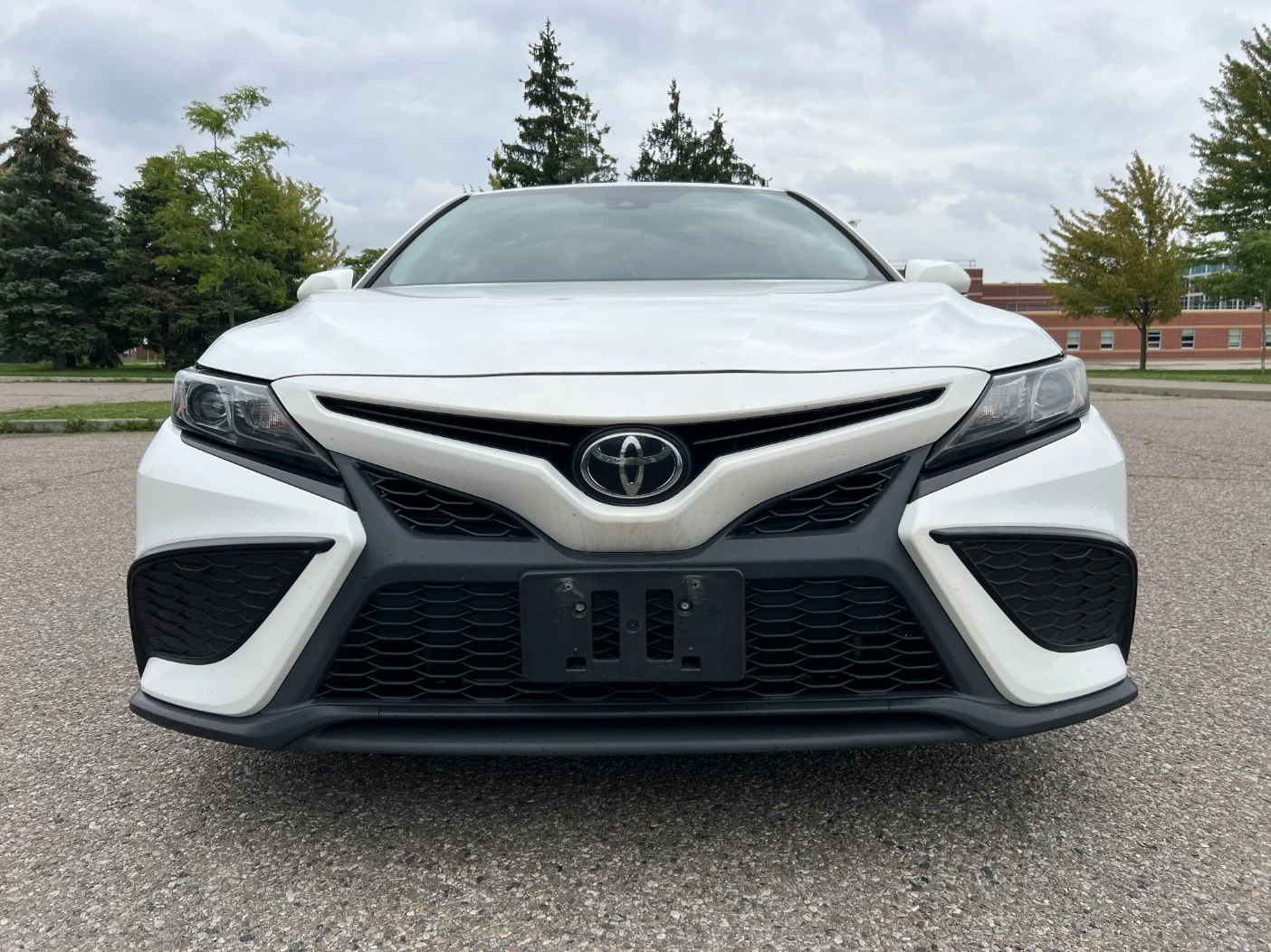 Toyota Camry SE | CARFAX | АВТОФИНАНСИРАНЕ, снимка 2 - Автомобили и джипове - 56076409