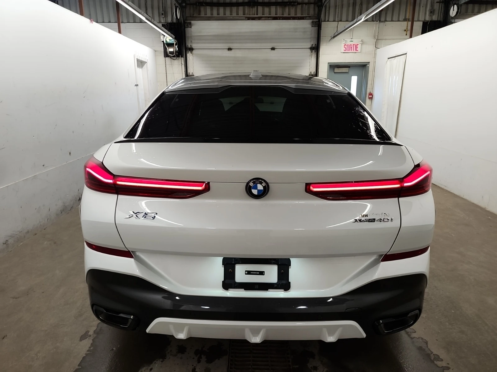 BMW X6 xDrive40i| DISTRONIC| HUD| 360| ОБДУХВАНЕ+ ГУМИ, снимка 4 - Автомобили и джипове - 53719038