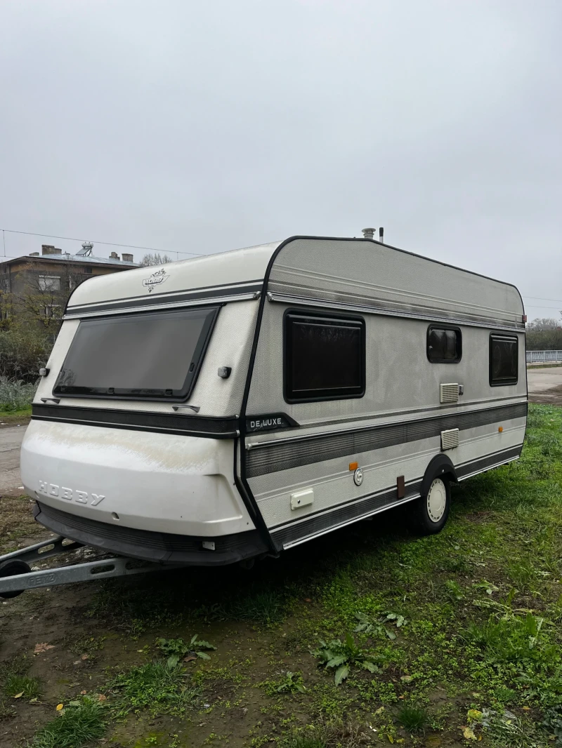 Каравана Hobby De Luxe 495, снимка 2 - Каравани и кемпери - 52431815