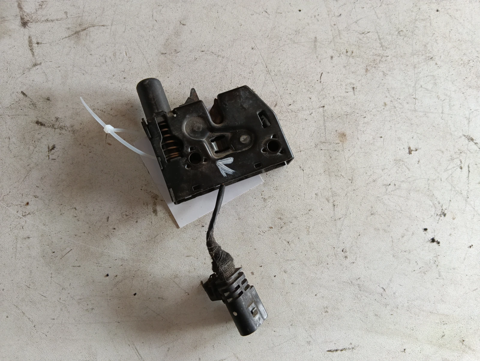 брава преден капак 8V0823509 Audi A3