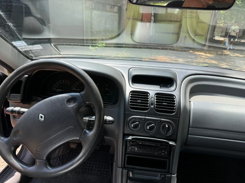 Renault Laguna 1.8 66kw, снимка 6 - Автомобили и джипове - 46693233