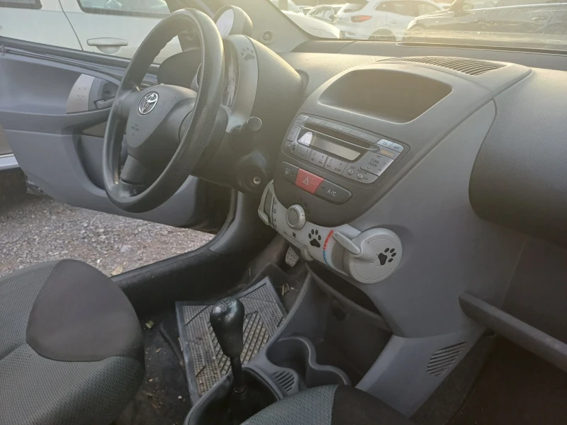 Toyota Aygo 1.0 i, снимка 15 - Автомобили и джипове - 47719045