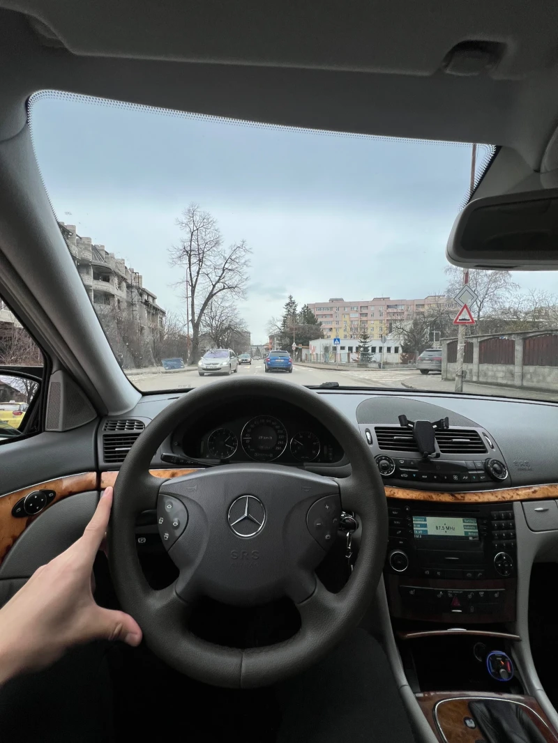Mercedes-Benz E 270, снимка 16 - Автомобили и джипове - 53275237