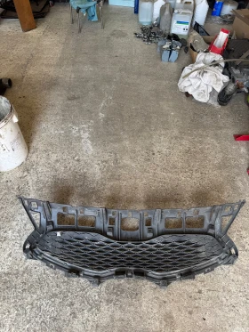 Kia Carens 2014г Решетка в бронята, снимка 3