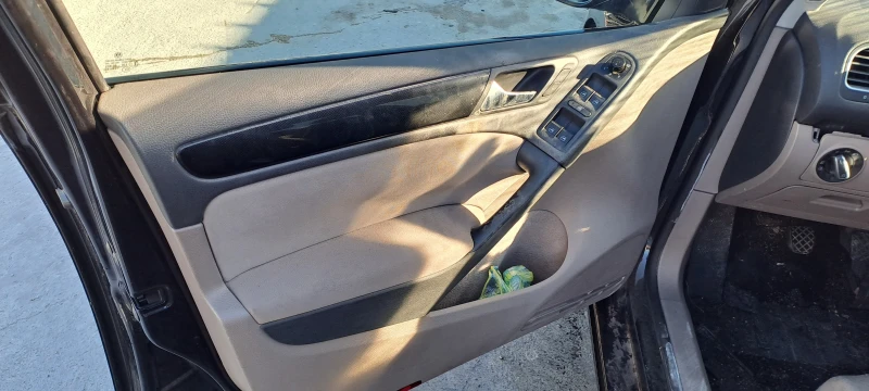 VW Golf 1.2TSI, снимка 9 - Автомобили и джипове - 50105320