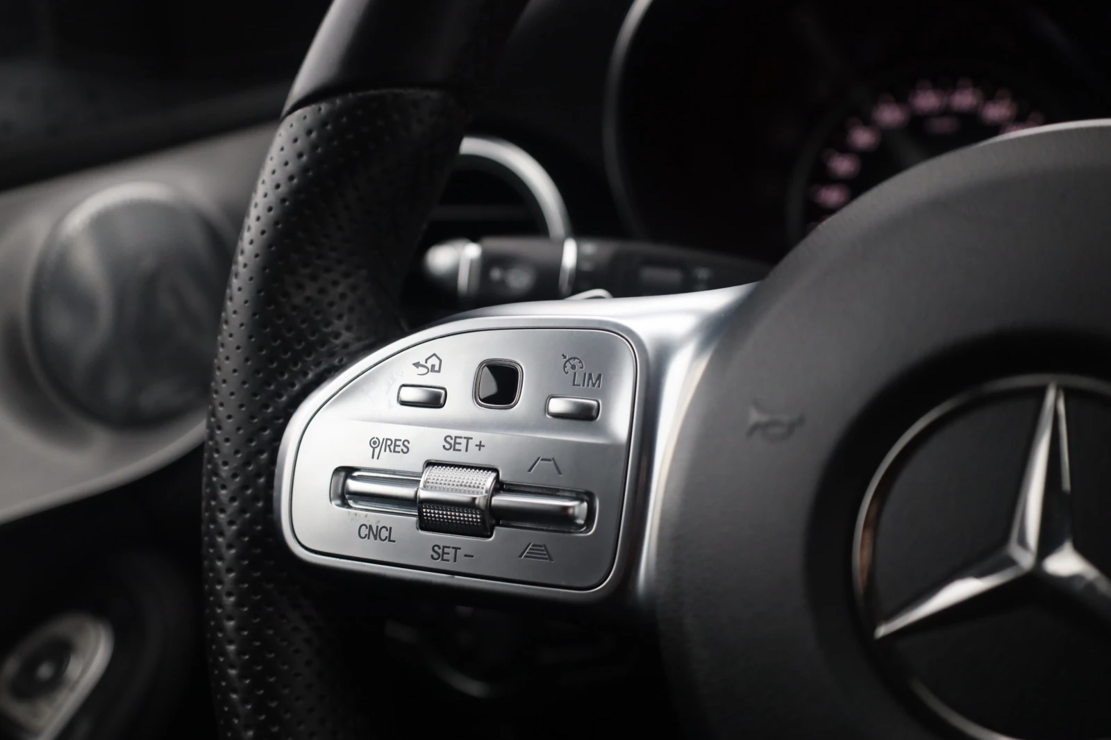 Mercedes-Benz C 220 d AMG 4M DISTR KAM KeyStart Leder BURM SzH #iCarbg, снимка 16 - Автомобили и джипове - 51822075