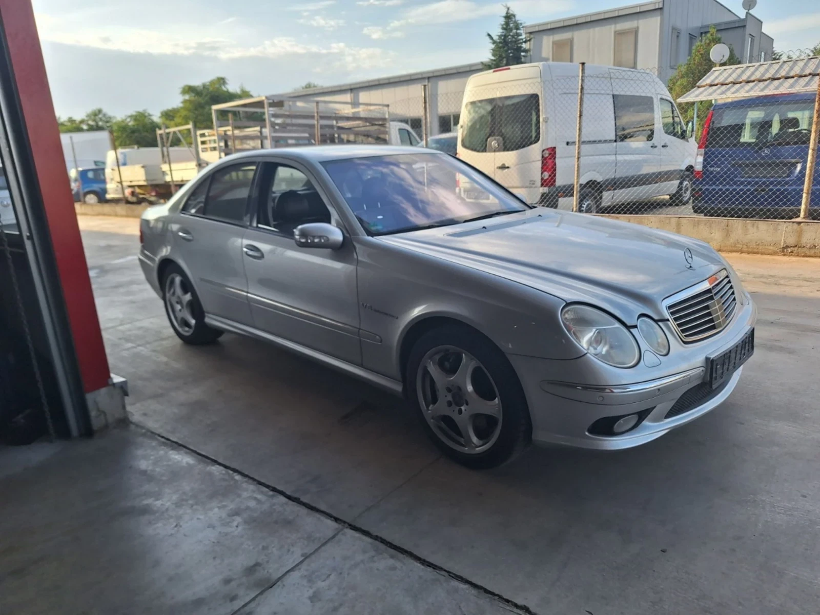 Mercedes-Benz E 55 AMG  - изображение 5