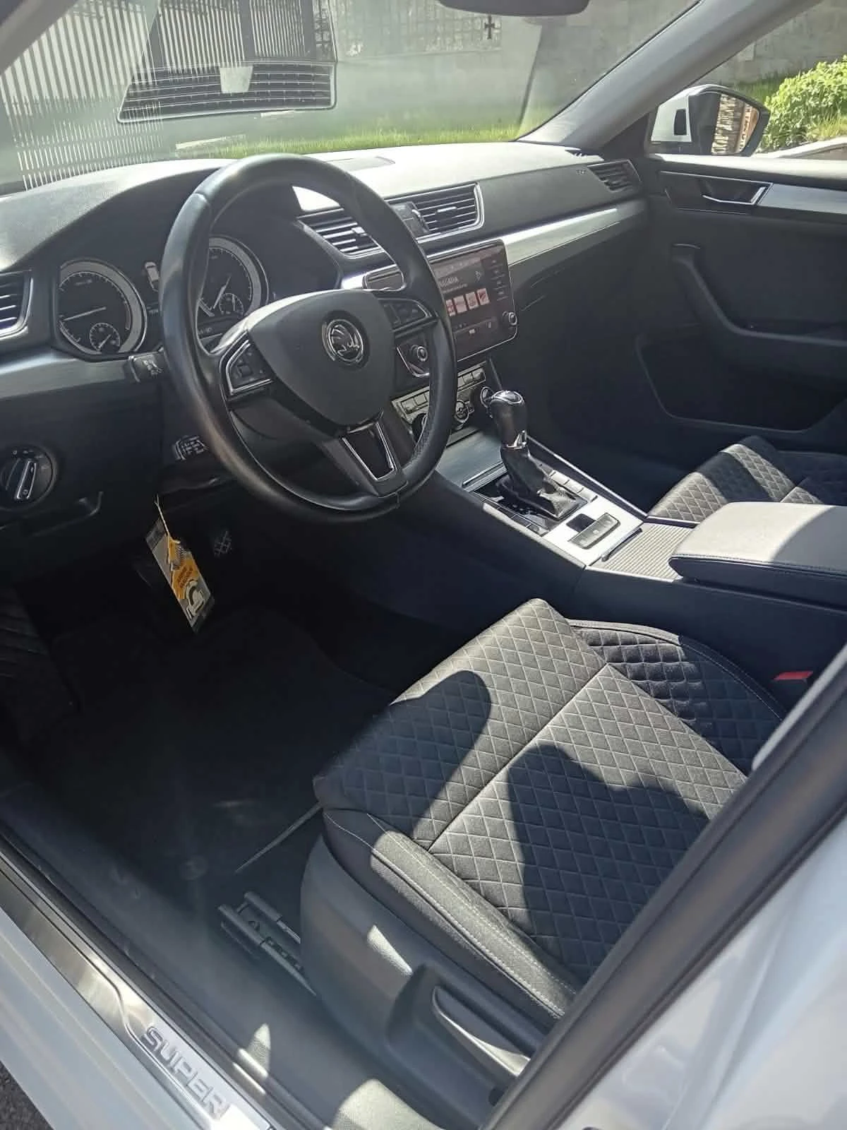 Skoda Superb 2.0 TDI * LED* АВТОМАТИК* NAVI* APP* МОДЕЛ 2020Г.*, снимка 9 - Автомобили и джипове - 54239606