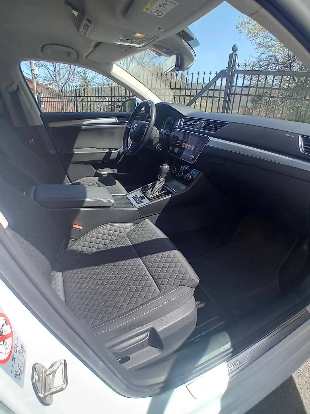 Skoda Superb 2.0 TDI * LED* АВТОМАТИК* NAVI* APP* МОДЕЛ 2020Г.*, снимка 10 - Автомобили и джипове - 54239606