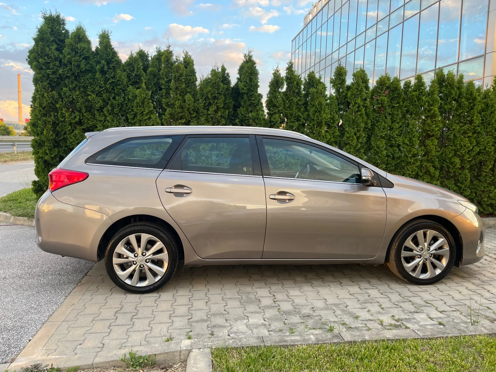 Toyota Auris 1.8Hybrid Lounge 136к.с Перфектна!!!, снимка 10 - Автомобили и джипове - 54793836