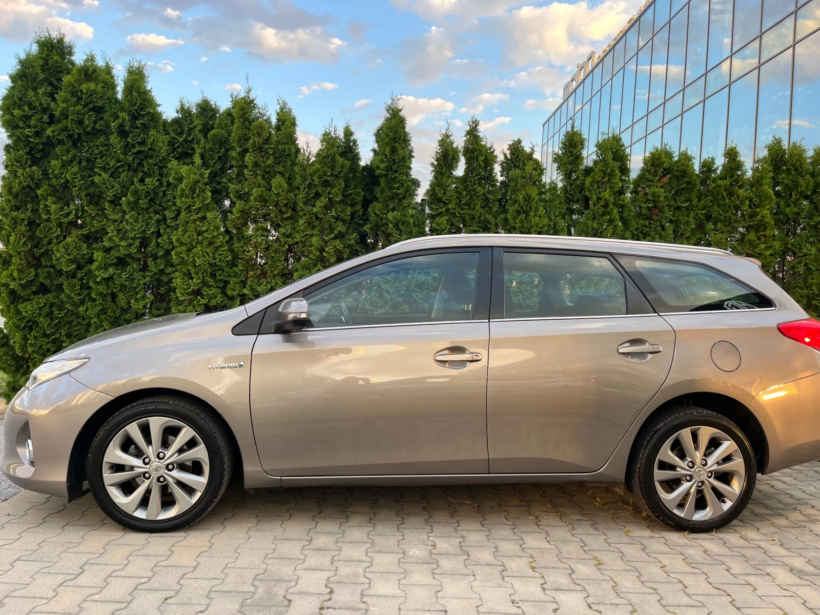 Toyota Auris 1.8Hybrid Lounge 136к.с Перфектна!!!, снимка 6 - Автомобили и джипове - 54793836