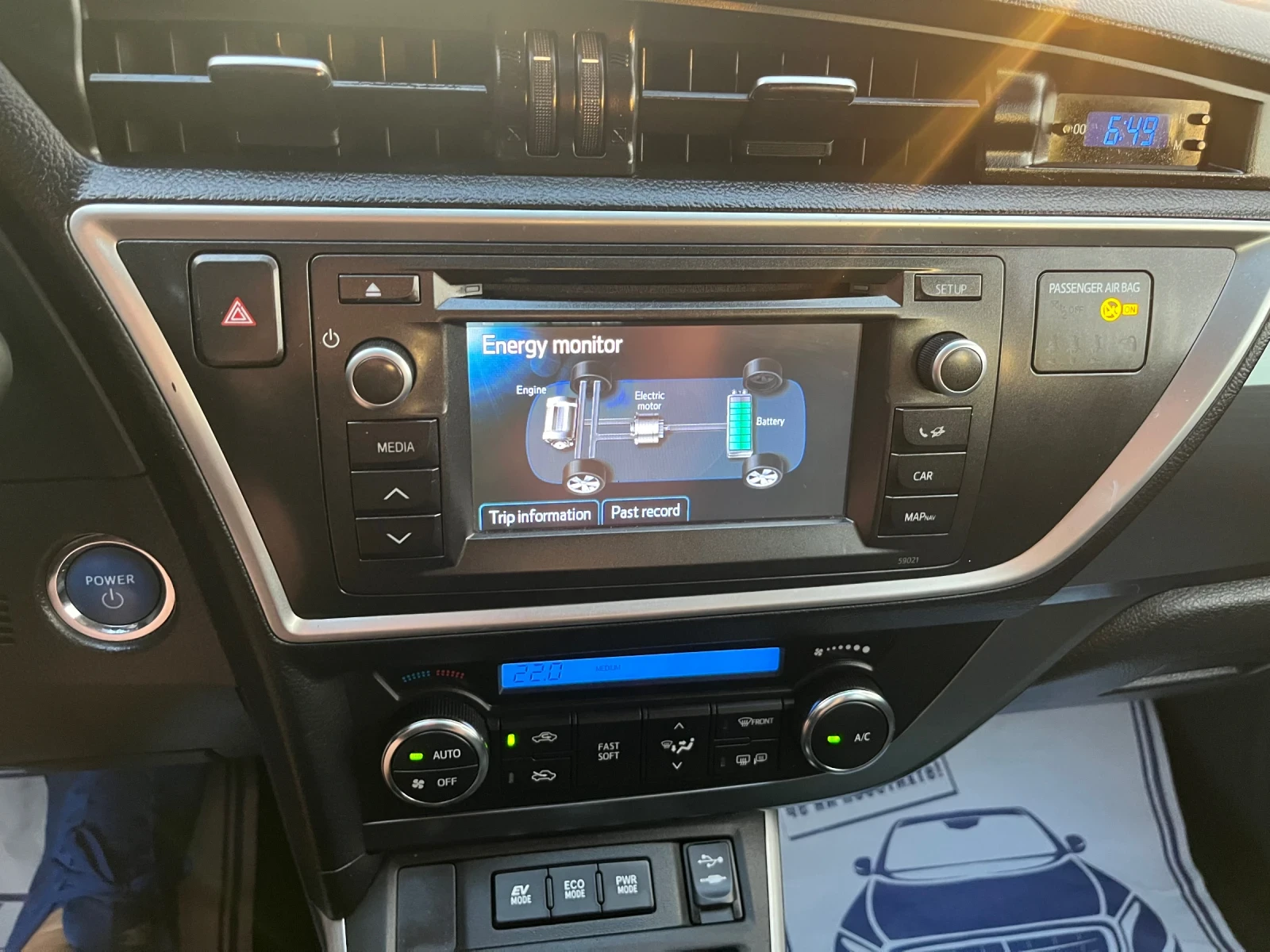 Toyota Auris 1.8Hybrid Lounge 136к.с Перфектна!!!, снимка 11 - Автомобили и джипове - 54793836