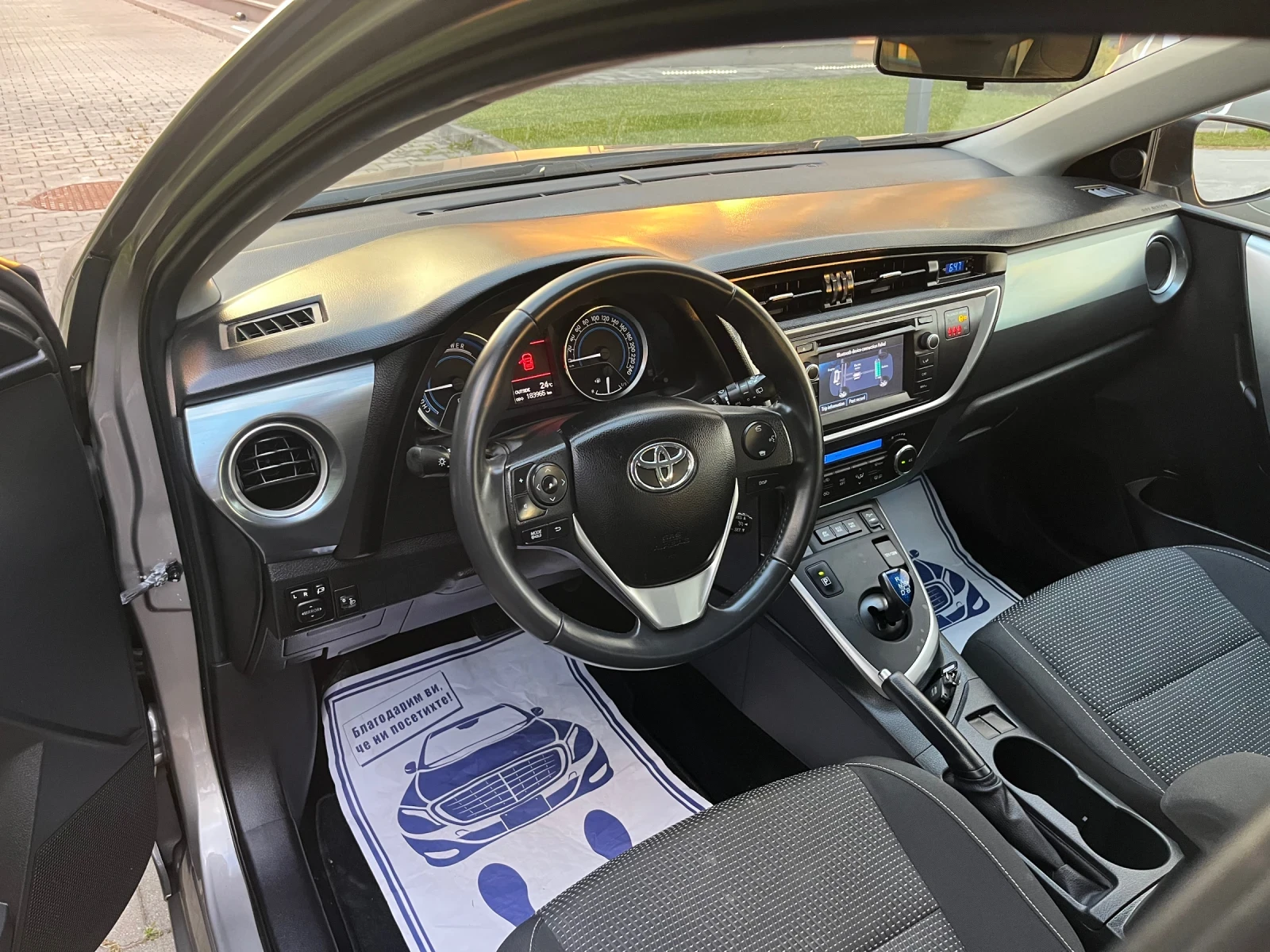 Toyota Auris 1.8Hybrid Lounge 136к.с Перфектна!!!, снимка 15 - Автомобили и джипове - 54793836