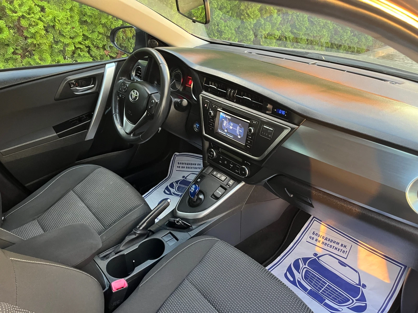 Toyota Auris 1.8Hybrid Lounge 136к.с Перфектна!!!, снимка 16 - Автомобили и джипове - 54793836