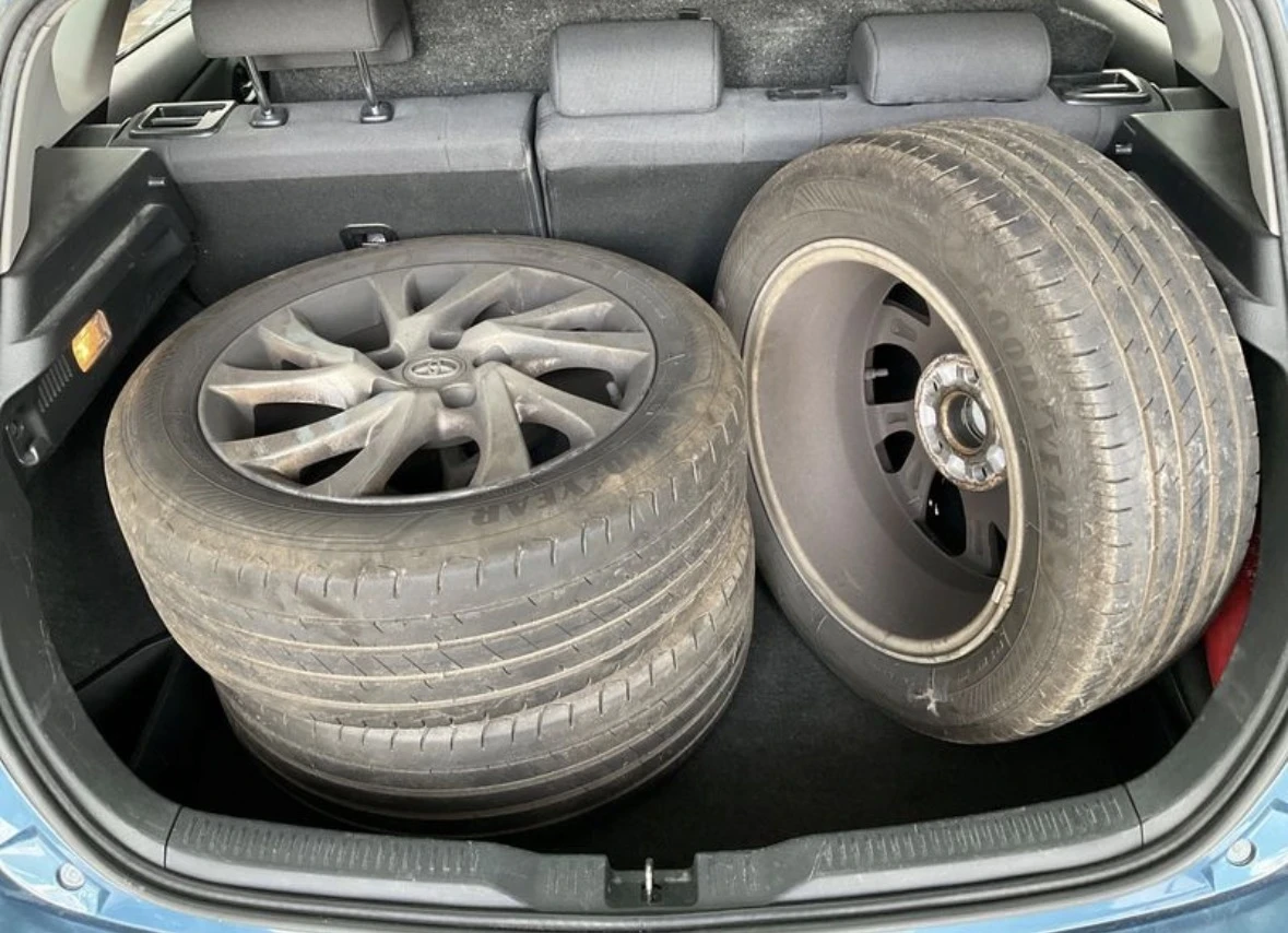 Toyota Auris, снимка 12 - Автомобили и джипове - 54899903