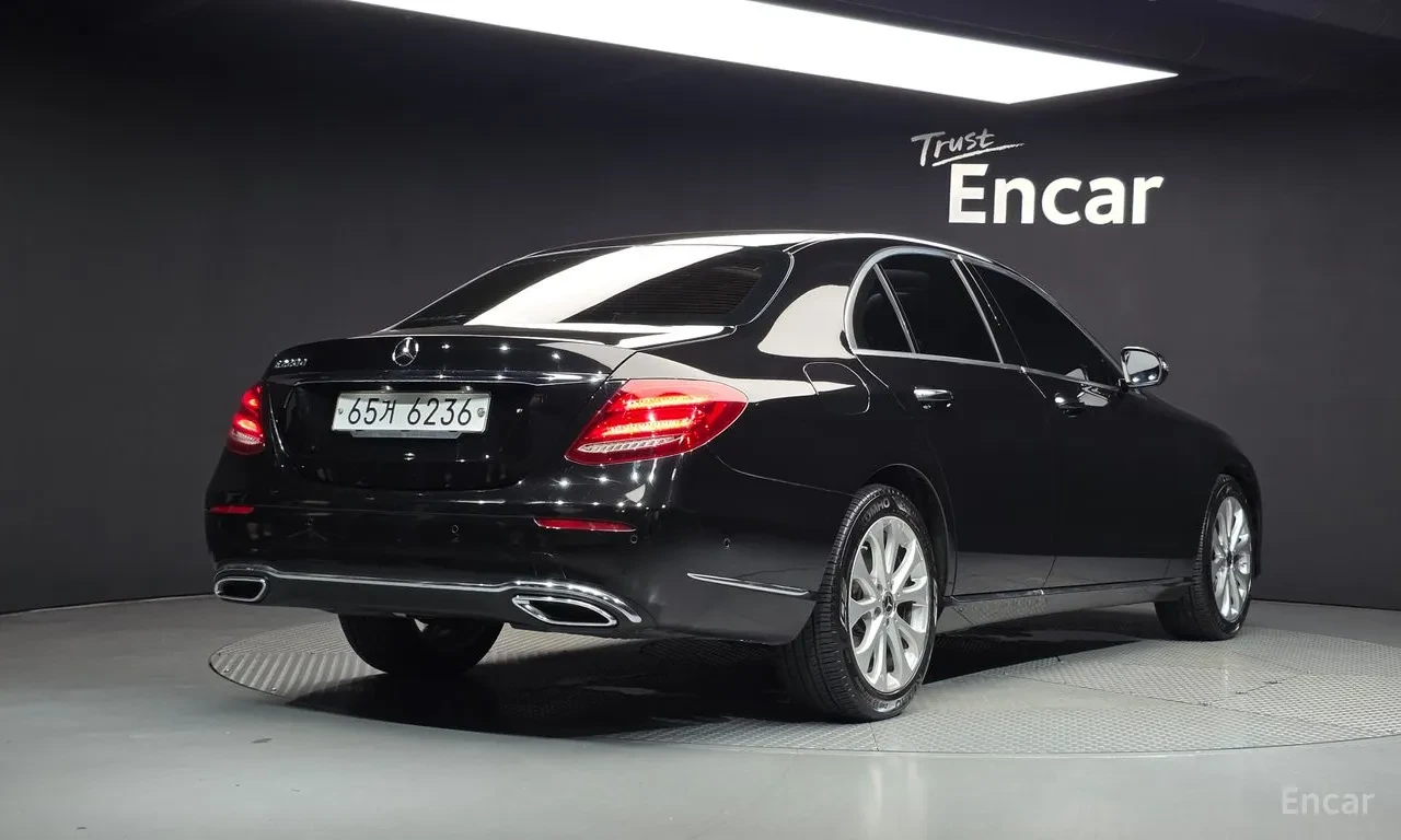 Mercedes-Benz E 220 4 Matic* Accident free , снимка 2 - Автомобили и джипове - 55612312