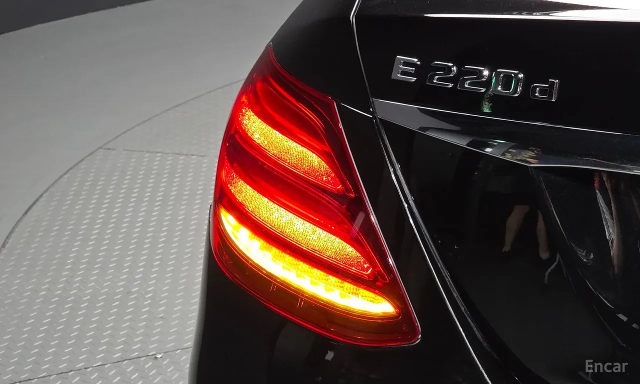 Mercedes-Benz E 220 4 Matic* Accident free , снимка 17 - Автомобили и джипове - 55612312