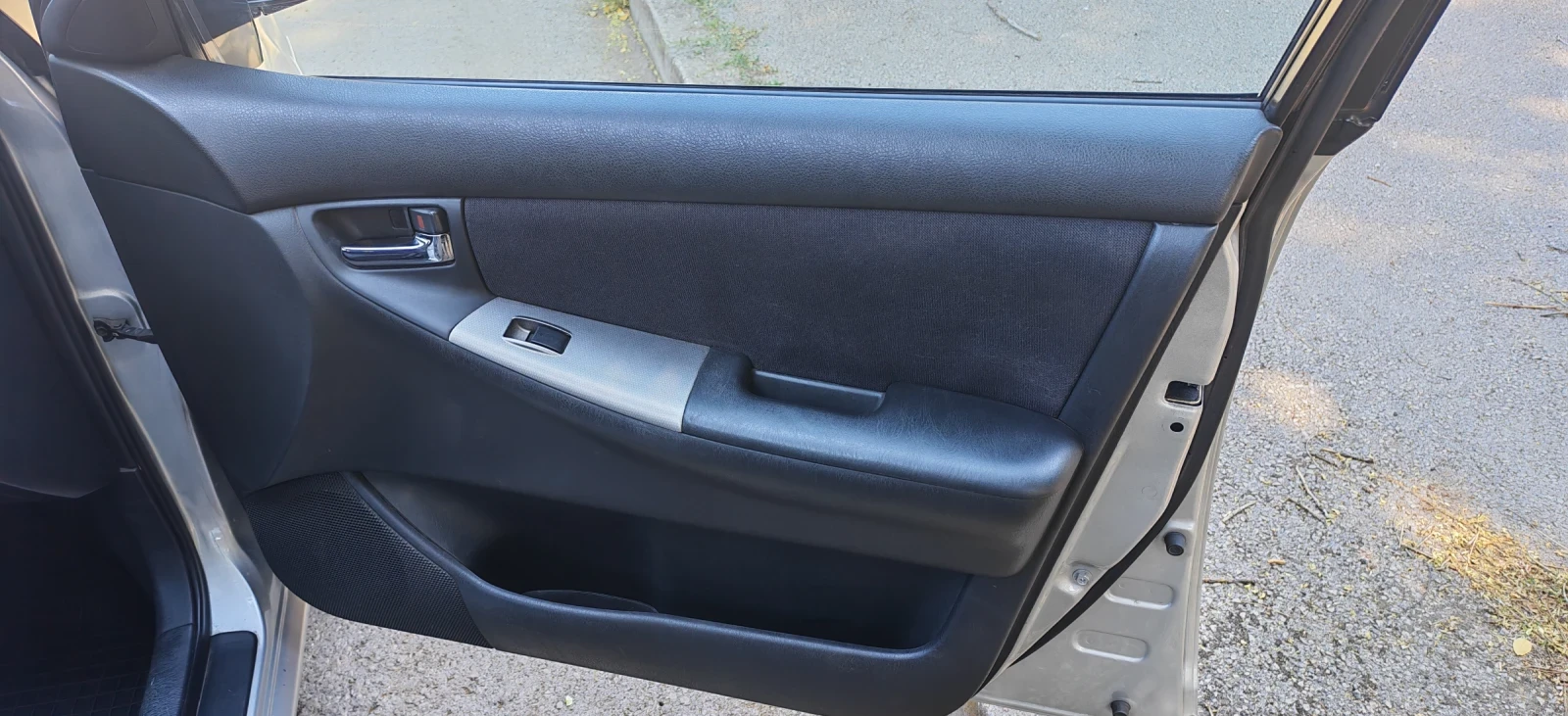Toyota Corolla 1, 6 i, снимка 10 - Автомобили и джипове - 55663107
