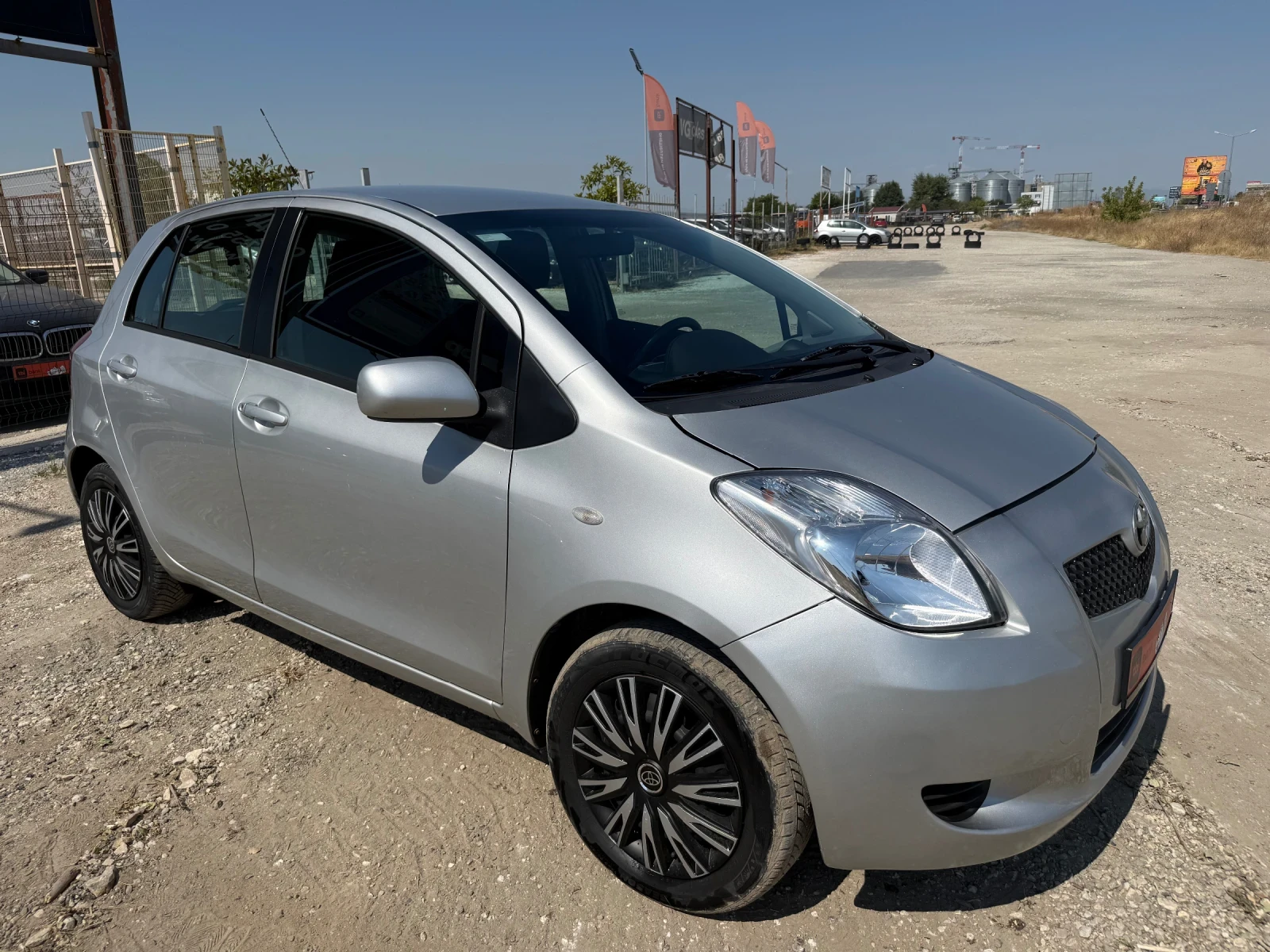 Toyota Yaris 1.0, снимка 3 - Автомобили и джипове - 56024744