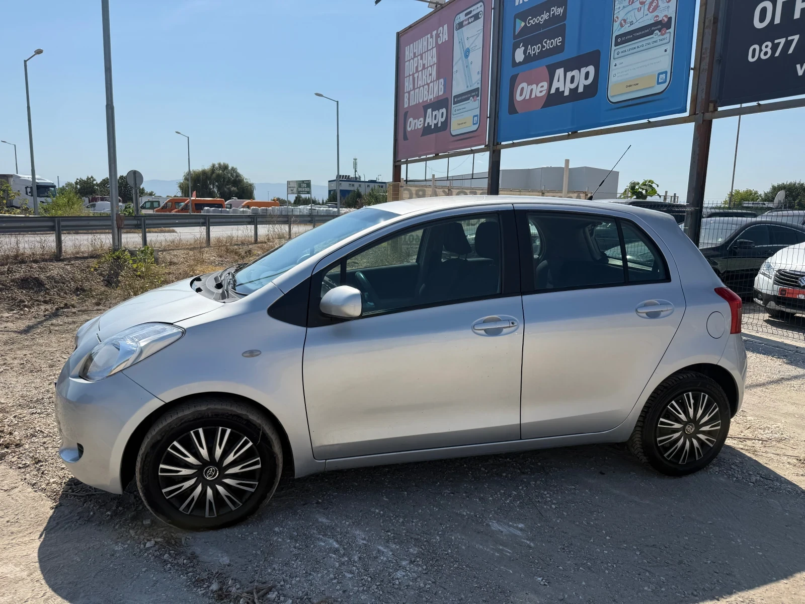 Toyota Yaris 1.0, снимка 8 - Автомобили и джипове - 56024744