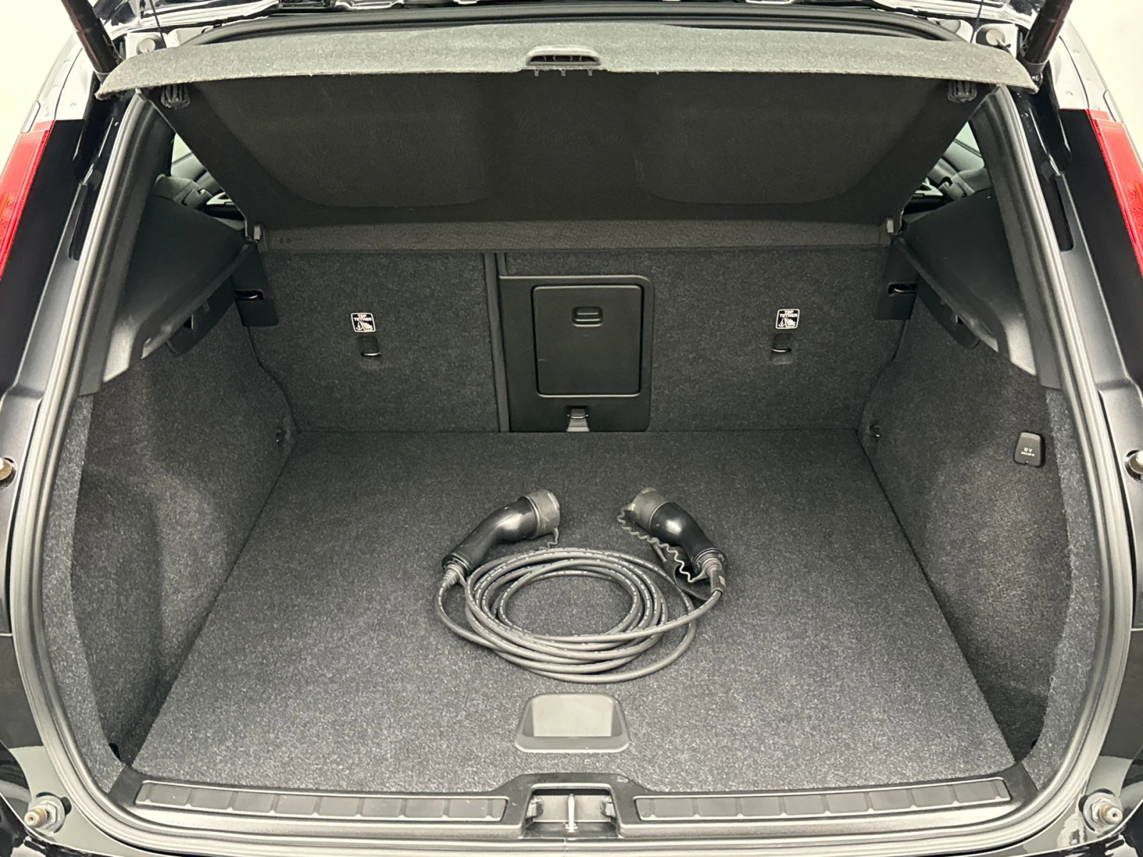 Volvo XC40 1.5 T4 R-Design Hybrid Auto Подгрев, снимка 15 - Автомобили и джипове - 55940440