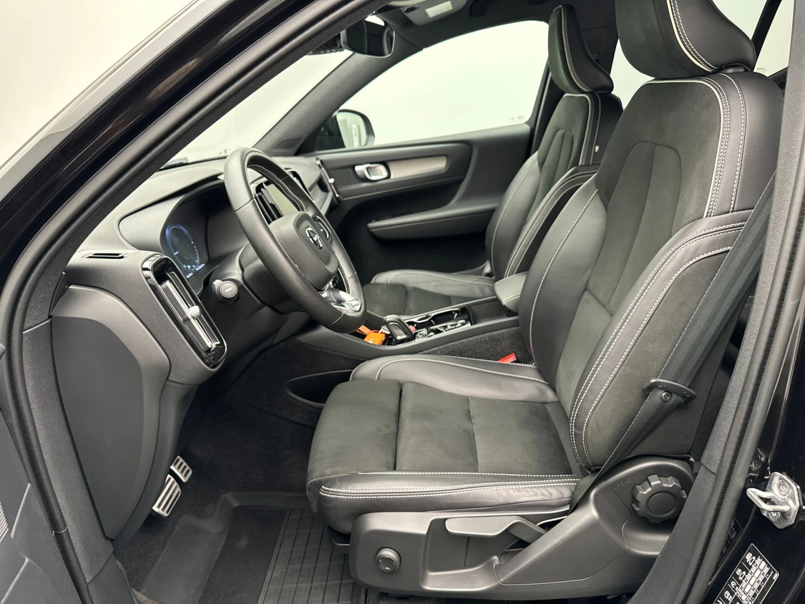 Volvo XC40 1.5 T4 R-Design Hybrid Auto Подгрев, снимка 8 - Автомобили и джипове - 55940440