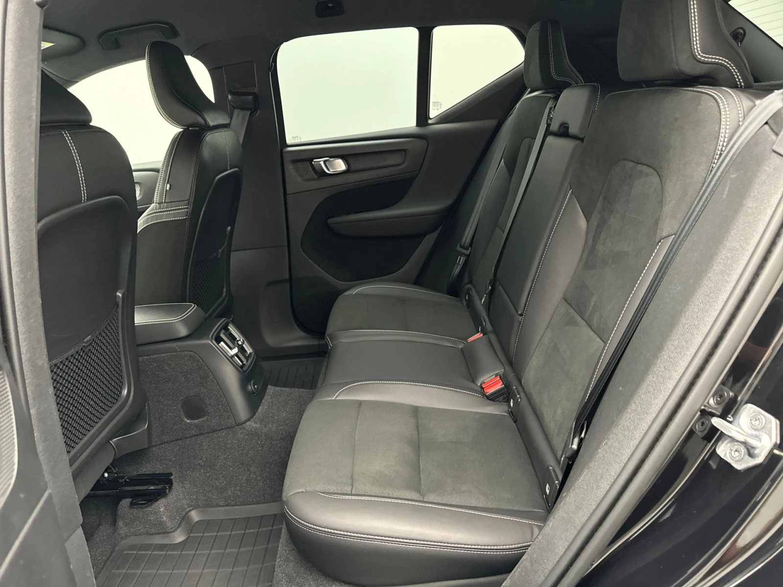 Volvo XC40 1.5 T4 R-Design Hybrid Auto Подгрев, снимка 9 - Автомобили и джипове - 55940440