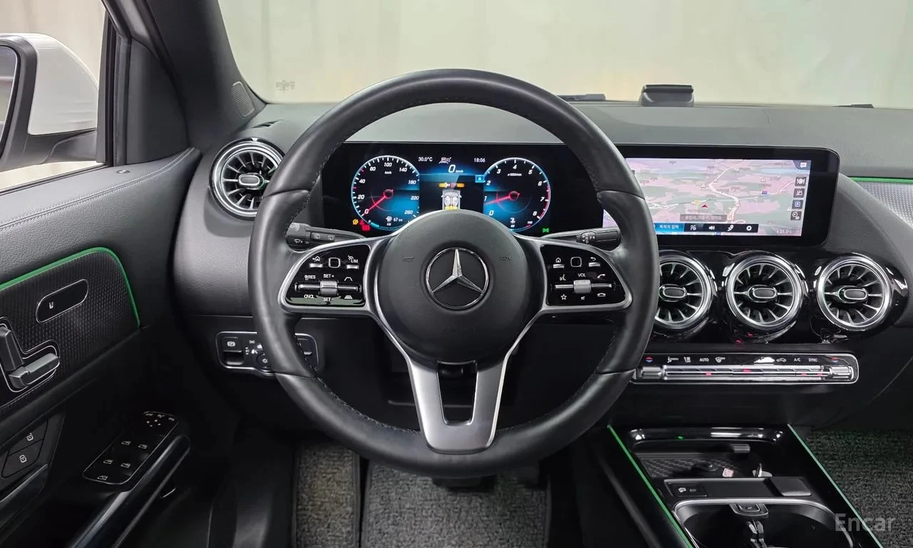 Mercedes-Benz GLA 220 ОАНОРАМА/ПОДГРЕВ/ПАМЕТ/АМБИЕНТ/ЛЕНТИ, снимка 13 - Автомобили и джипове - 56097005