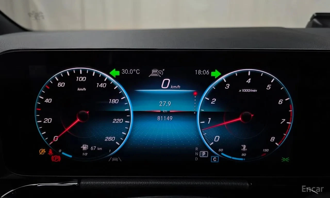 Mercedes-Benz GLA 220 ОАНОРАМА/ПОДГРЕВ/ПАМЕТ/АМБИЕНТ/ЛЕНТИ, снимка 8 - Автомобили и джипове - 56097005