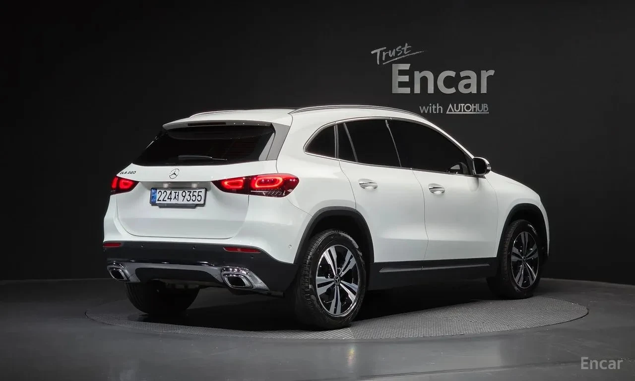 Mercedes-Benz GLA 220 ОАНОРАМА/ПОДГРЕВ/ПАМЕТ/АМБИЕНТ/ЛЕНТИ, снимка 2 - Автомобили и джипове - 56097005