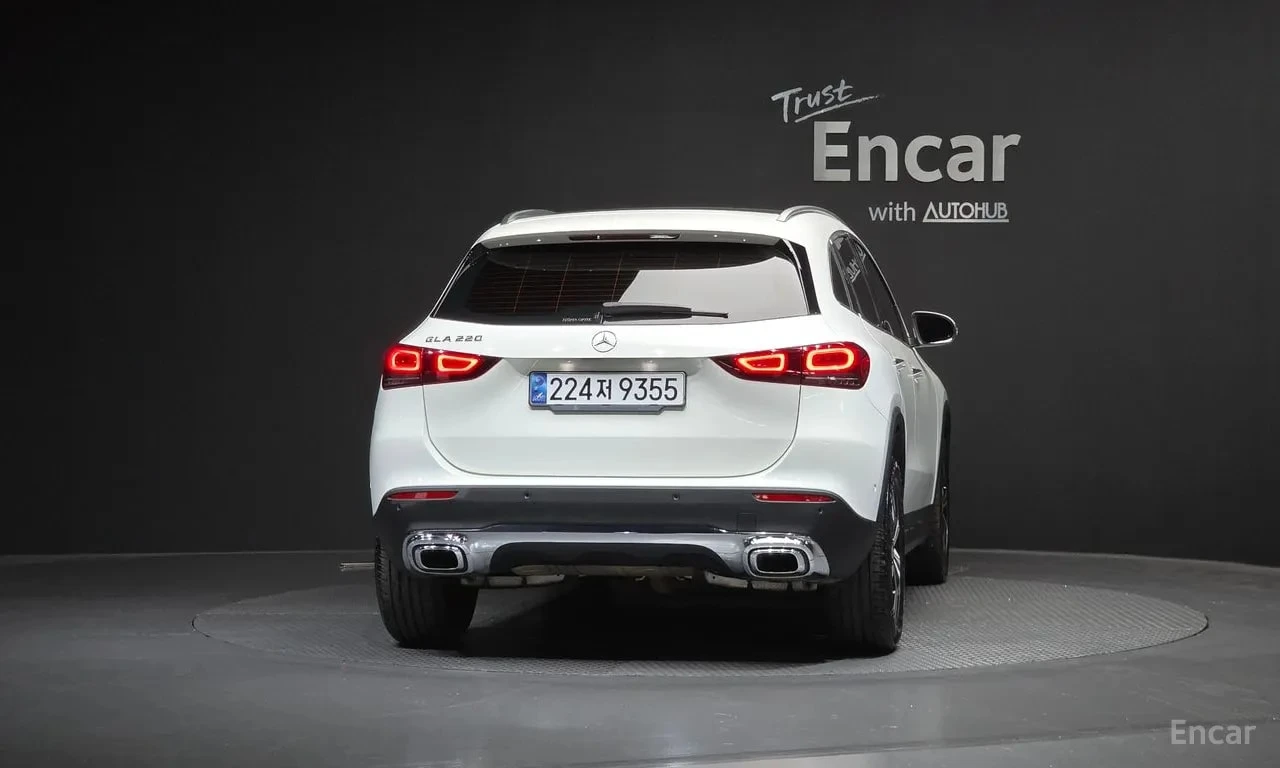 Mercedes-Benz GLA 220 ОАНОРАМА/ПОДГРЕВ/ПАМЕТ/АМБИЕНТ/ЛЕНТИ, снимка 4 - Автомобили и джипове - 56097005