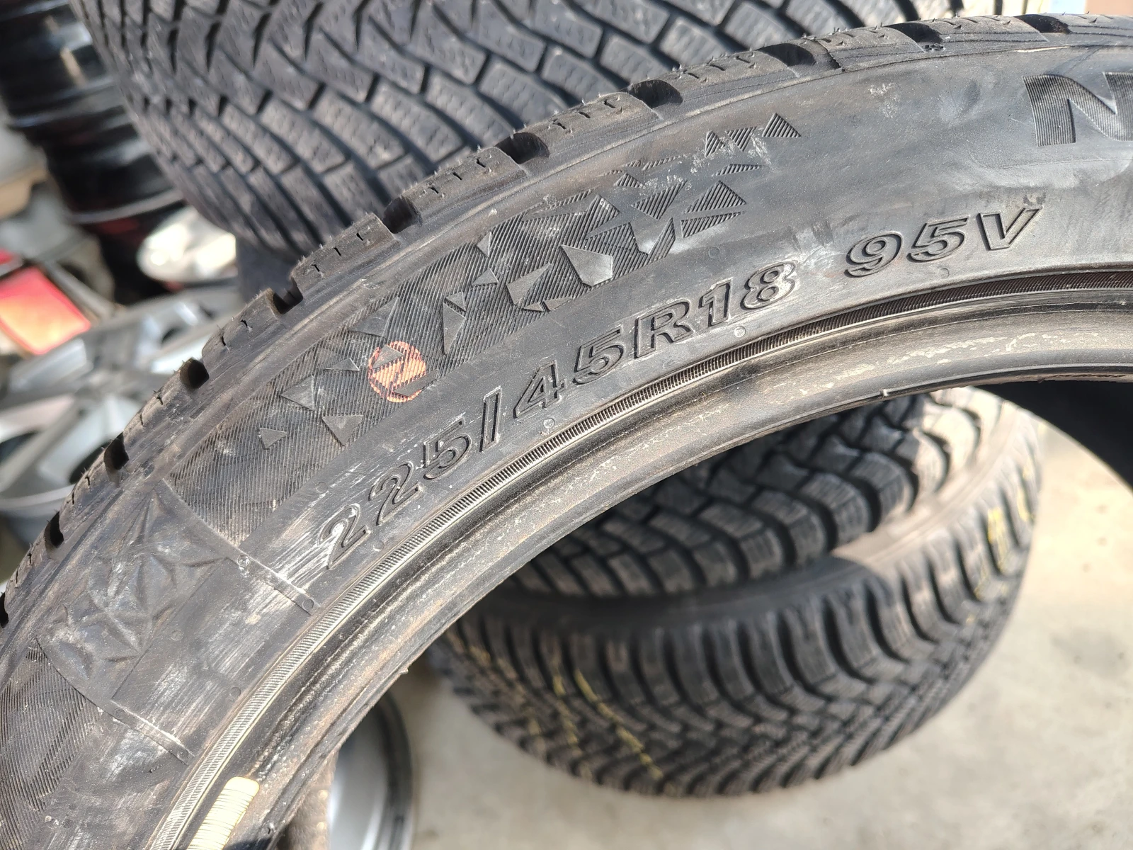 Гуми Зимни 225/45R18, снимка 4 - Гуми и джанти - 55844372