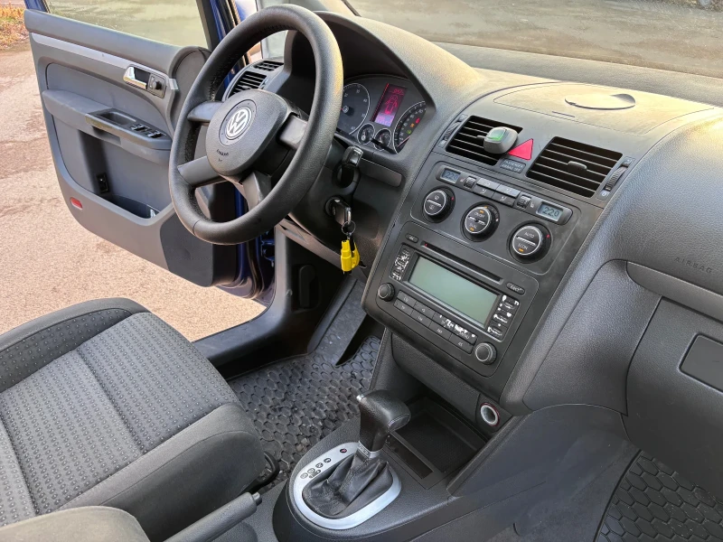 VW Touran 105к.с DSG, снимка 10 - Автомобили и джипове - 53214894