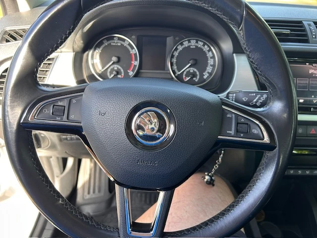 Skoda Fabia 1.0, снимка 8 - Автомобили и джипове - 54672338
